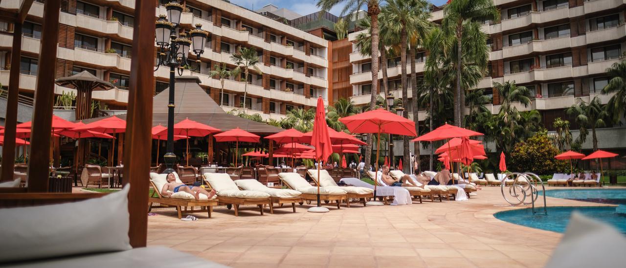 Varios turistas en las piscinas del Hotel Botánico del Puerto de la Cruz, en Tenerife.