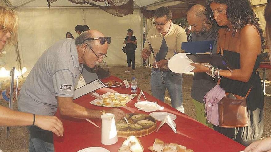 El jurado del concurso, en un momento de la cata. // Noé Parga