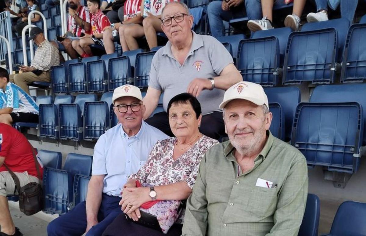 Aficionados rojiblancos en la grada de La Rosaleda.