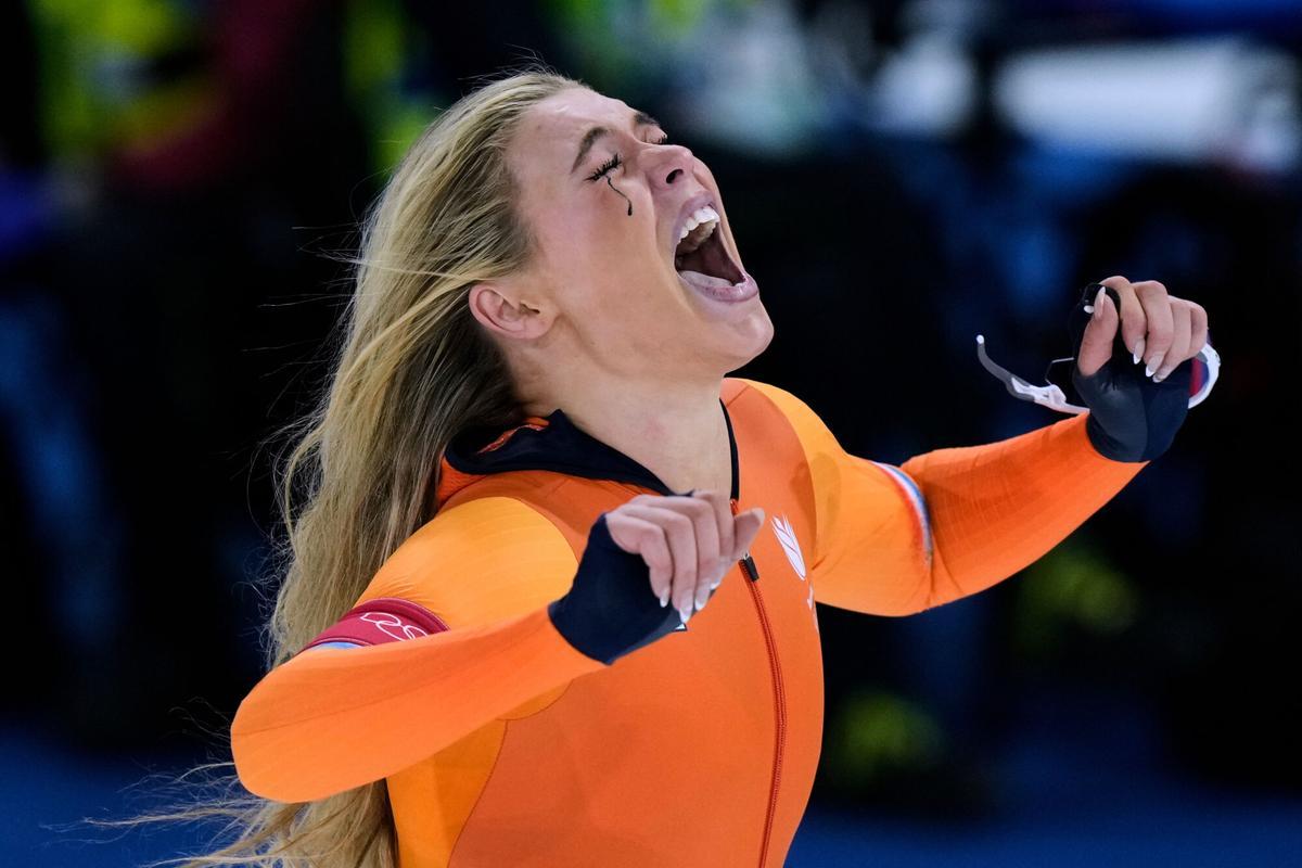Jutta Leerdam celebra la victoria en la prueba de los 1.000 metros en los Juegos Olímpicos de Invierno 2026.