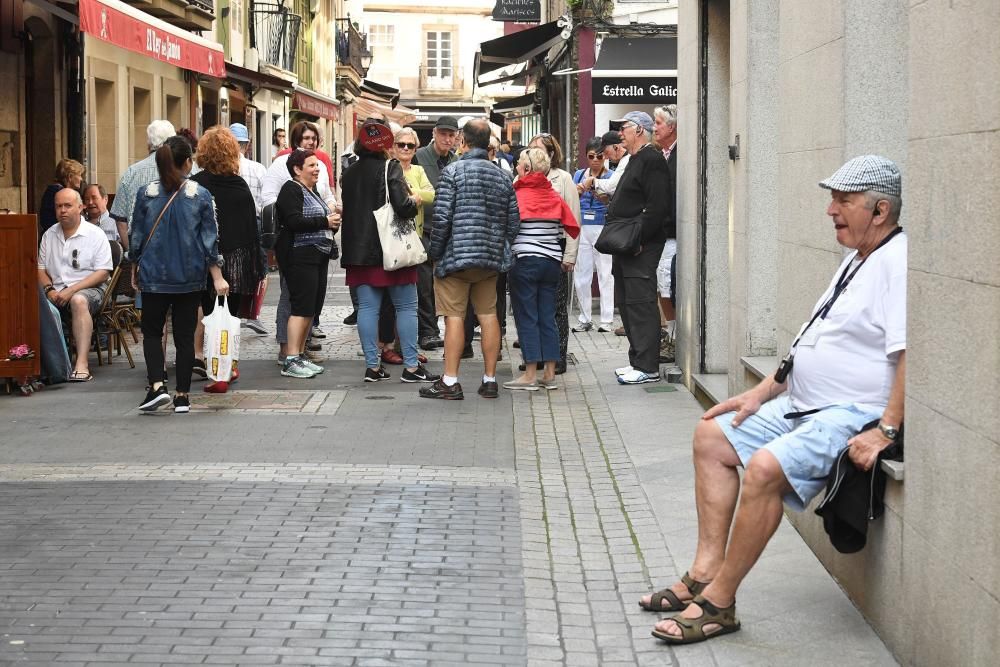 Turistas disfrutan del buen tiempo en A Coruña