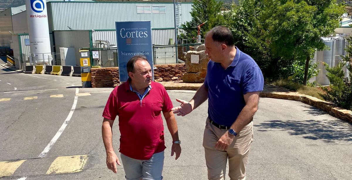 El alcalde, Florencio Catalán, junto al diputado autonómico Salva Aguilella, en una visita a Agua de Cortes.