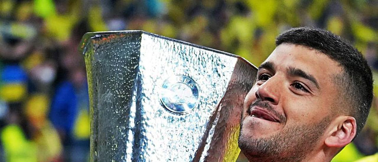 El portero del Villarreal CF Gero Rulli levanta el trofeo de la Europa League. | VILLARREAL CF