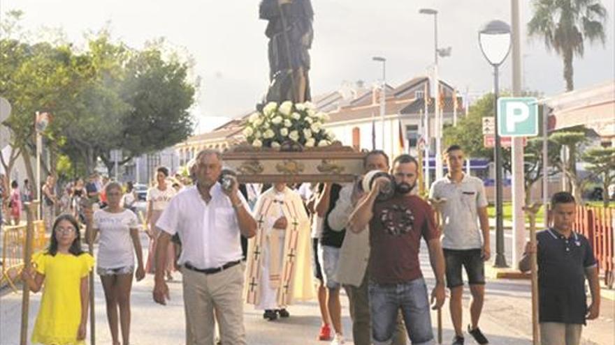 La playa de Moncofa celebra sus fiestas  de Sant Roc con música y ‘bous al carrer’