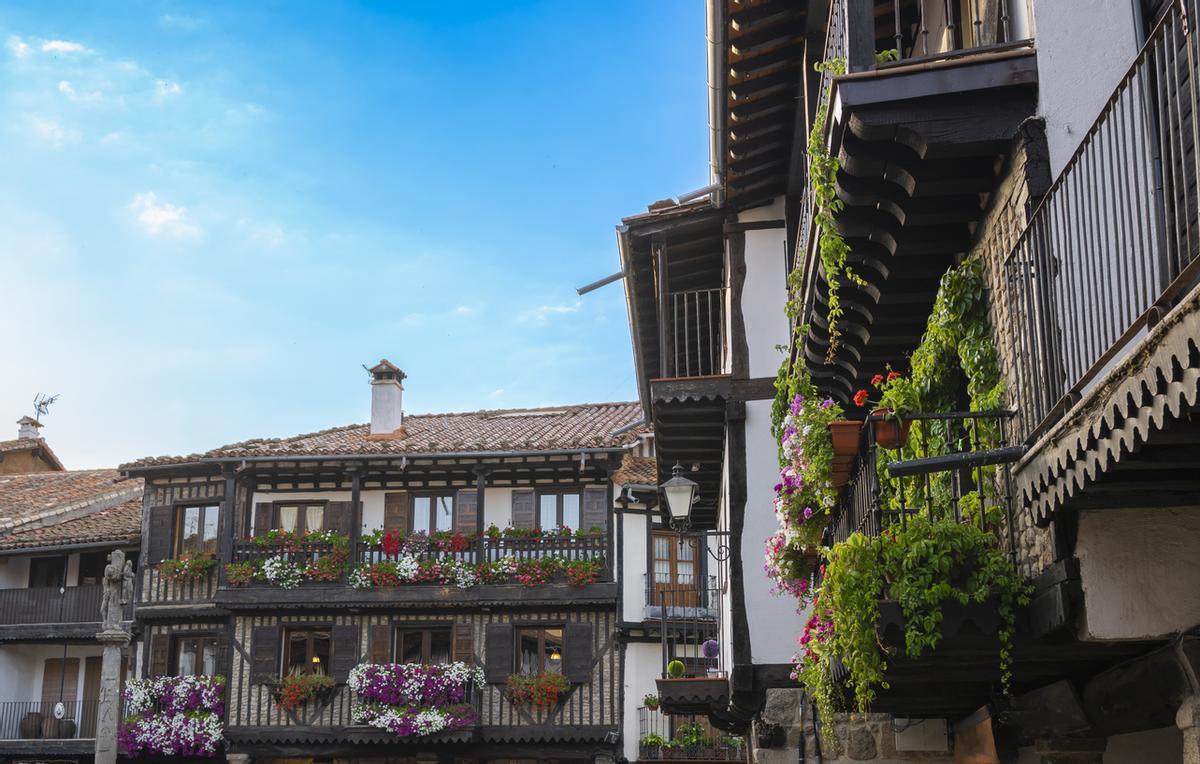 Tiestos con flores en la hermosa villa de La Alberca, España