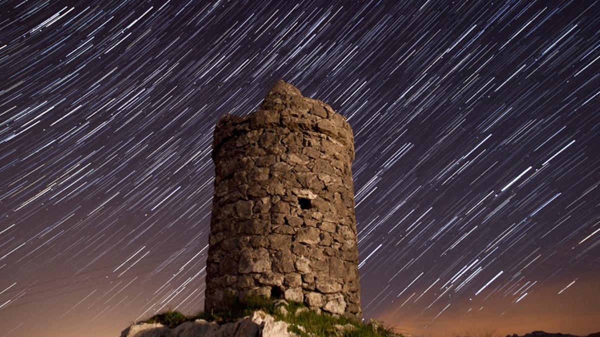 Lluvia de estrellas eta acuáridas acelerada en el cielo de Cantabria.