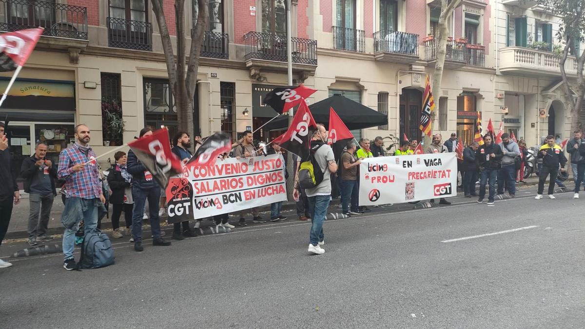 Concentración de trabajadores de Bicing frente a BSM