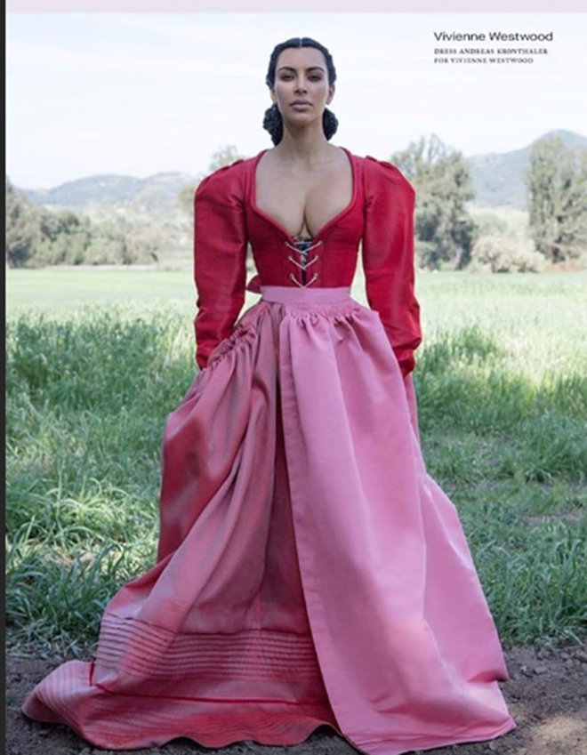 Kim Kardashian posando con un look rural de época
