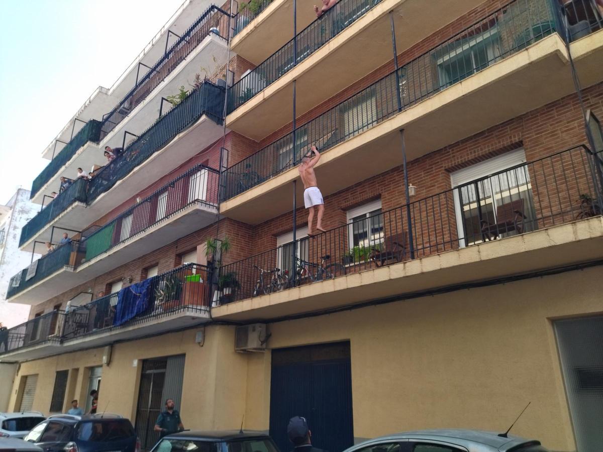 El joven empieza a escalar por la fachada