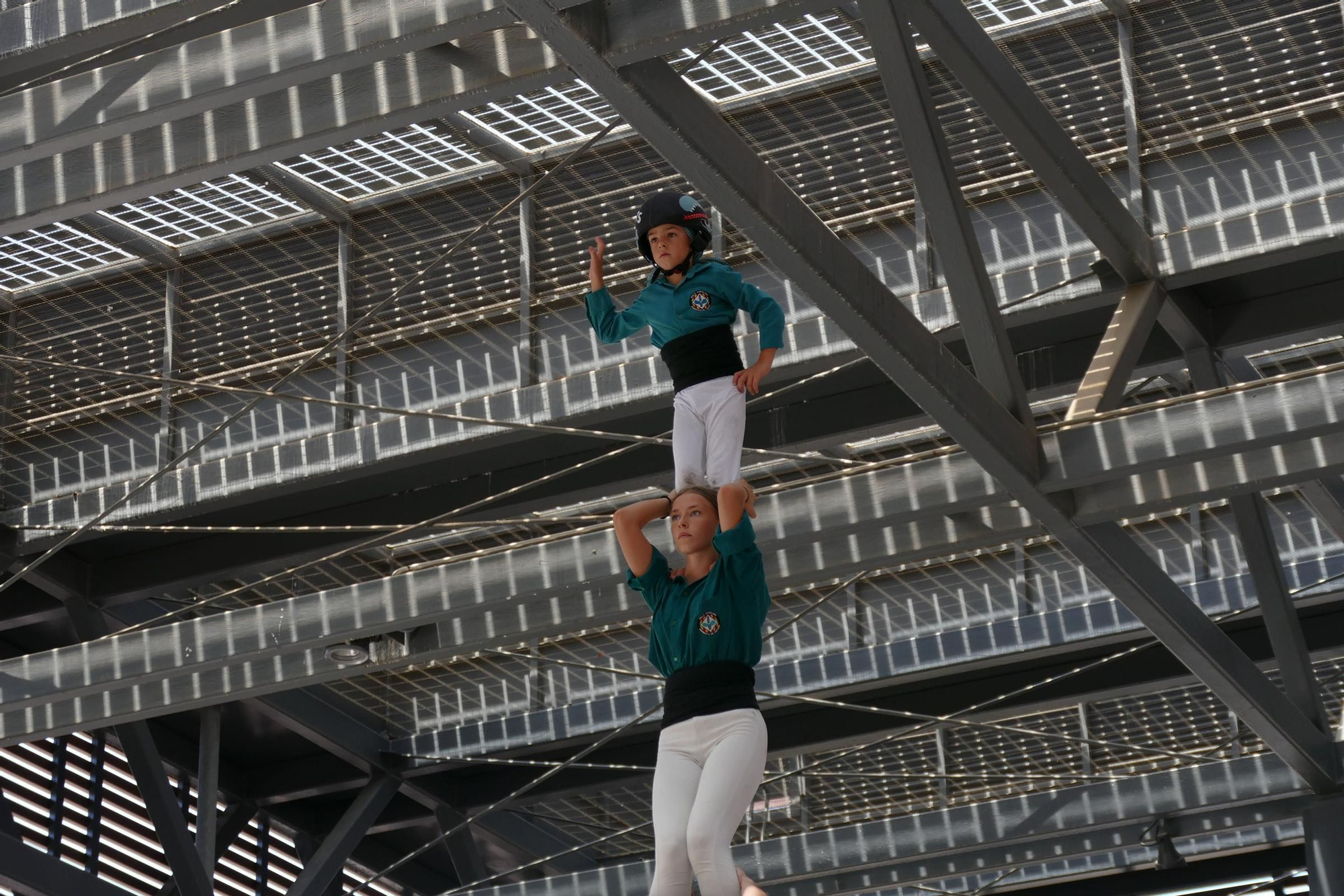 La plaça Catalunya de Figueres s’omple de castells en una Diada de Sant Pere marcada per calor
