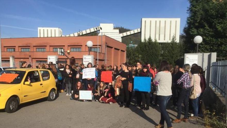 Alumnos concentrados a las puertas del instituto de Mieres.