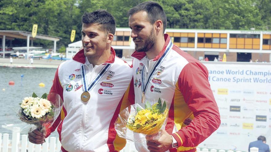 Toro y Craviotto, con sus medallas en el podio de Duisburgo. // FDV