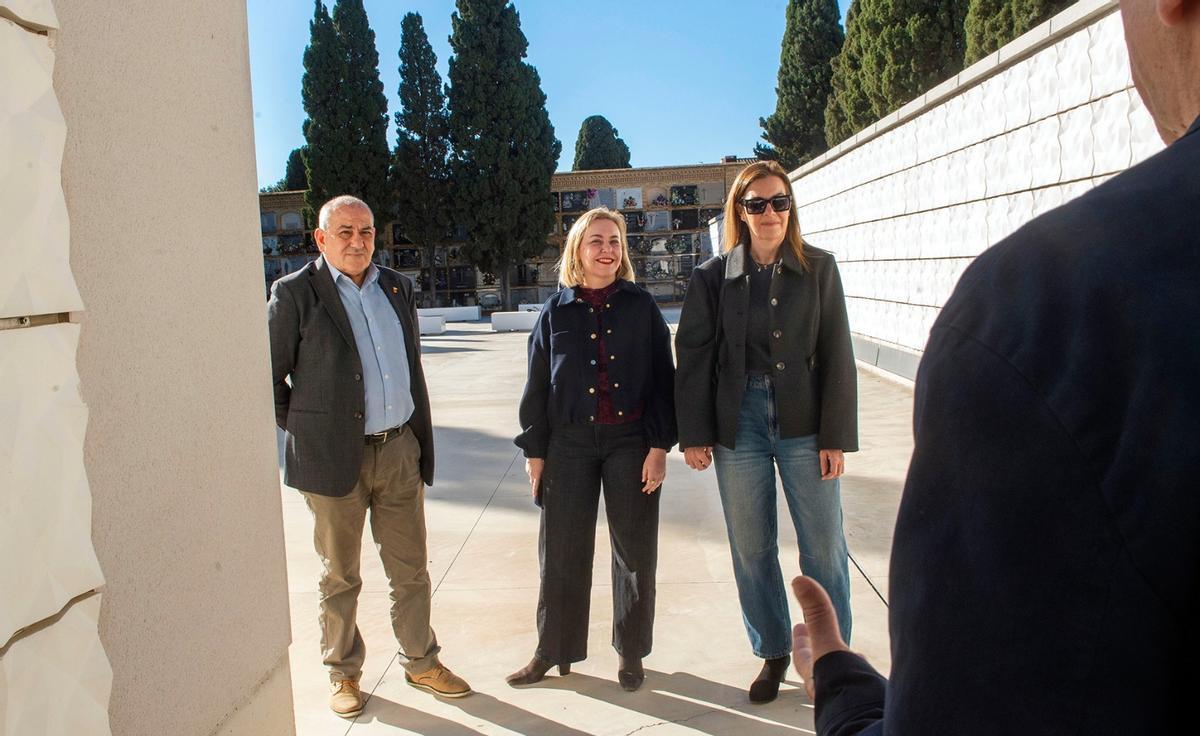 Visita al camposanto de Paterna.