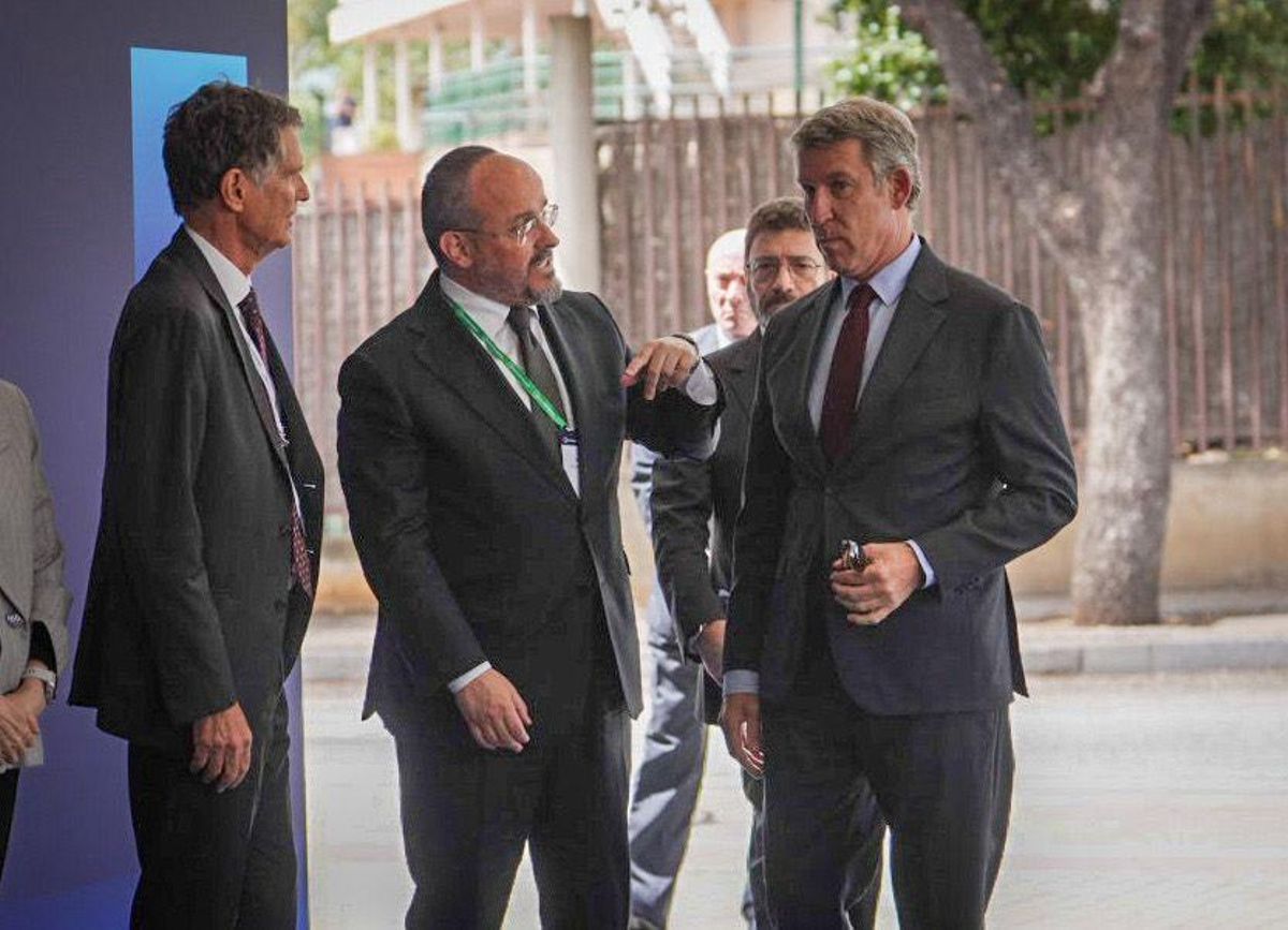 El presidente del PP, Alberto Nuñez Feijoo, saluda al presdiente del PP catalán, Alejandro Fernández.