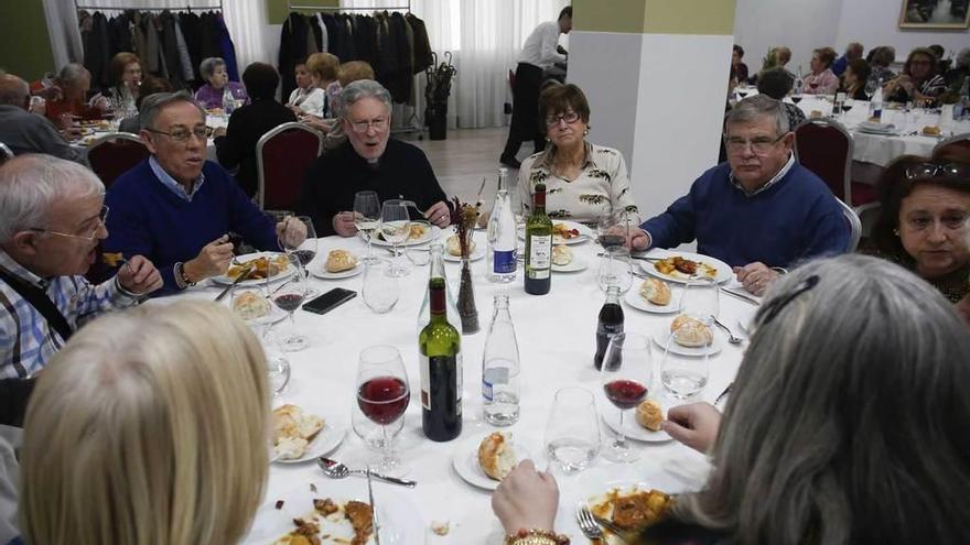 Los miembros de la cofradía de pescadores, de comida