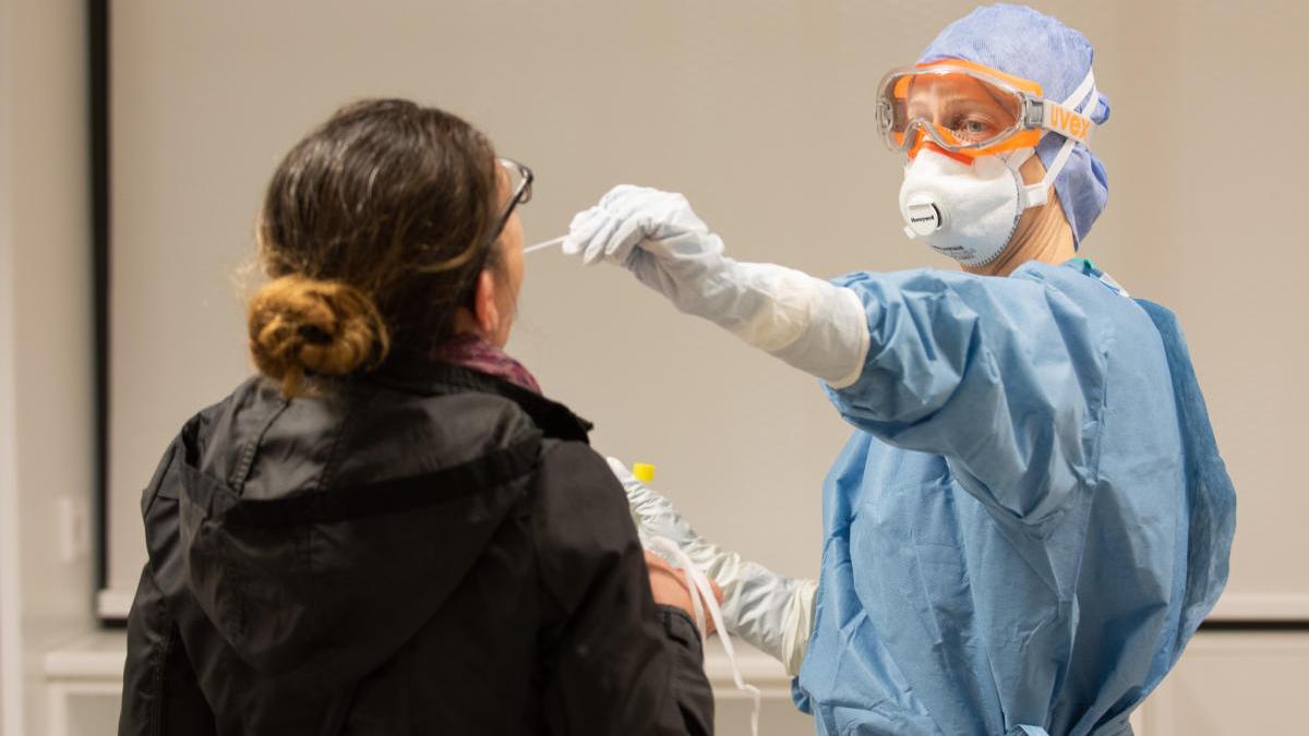 Una professional sanitària agafa una mostra per fer una prova de coronavirus a l&#039;Hospital Clínic.