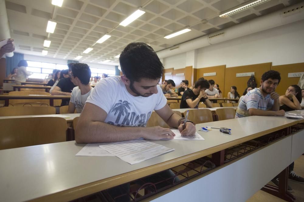 Los alumnos hacen los exámenes