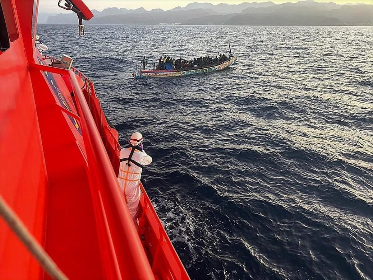 Archivo - Salvamento Marítimo ha rescatado este domingo un cayuco con un total de 103 migrantes a bordo que fue interceptado al sur de Gran Canaria cuando navegaba hacia las islas procedente del continente africano