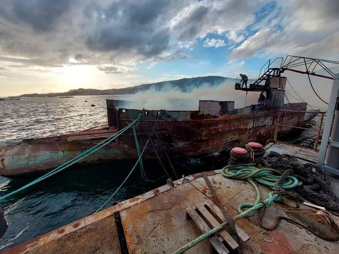 Un barco acaba calcinado en el astillero de A Xunqueira.