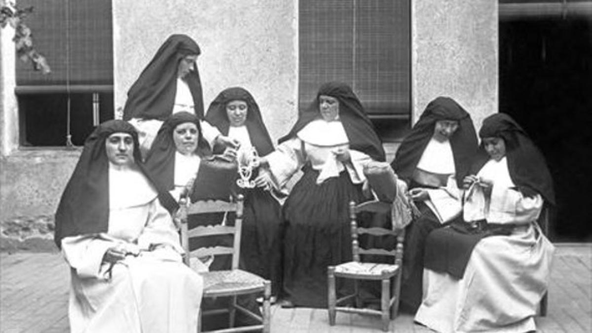 Siete monjas en un convento desconocido.