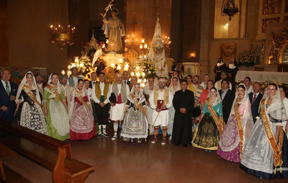 Bona part de la corporació municipal, així com membres de la Junta de Festes, van participar a l'ofrena abillats amb vestimenta tradicional.