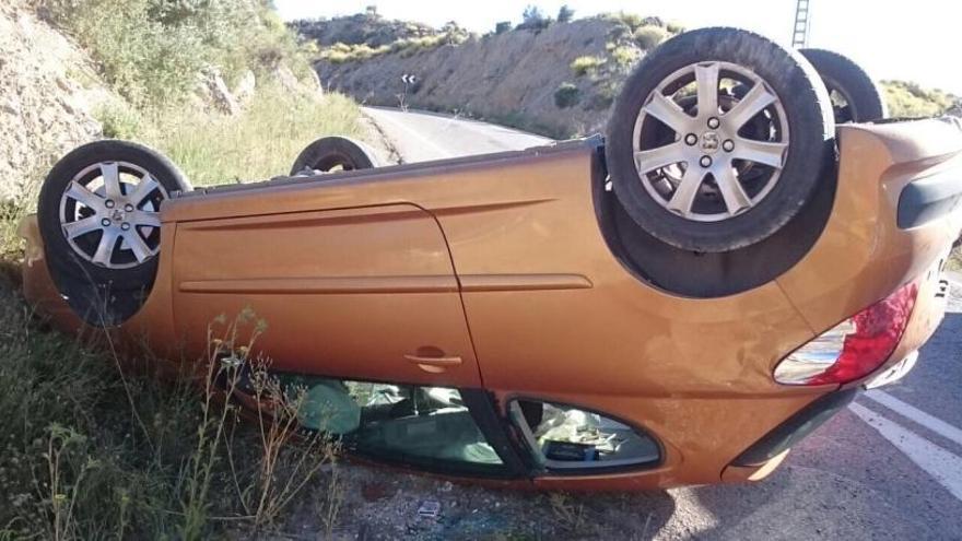 Una herida leve al volcar su coche en Petrer