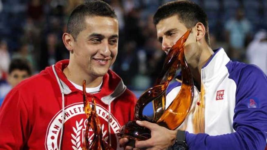 Almagro observa el trofeo de Djokovic.