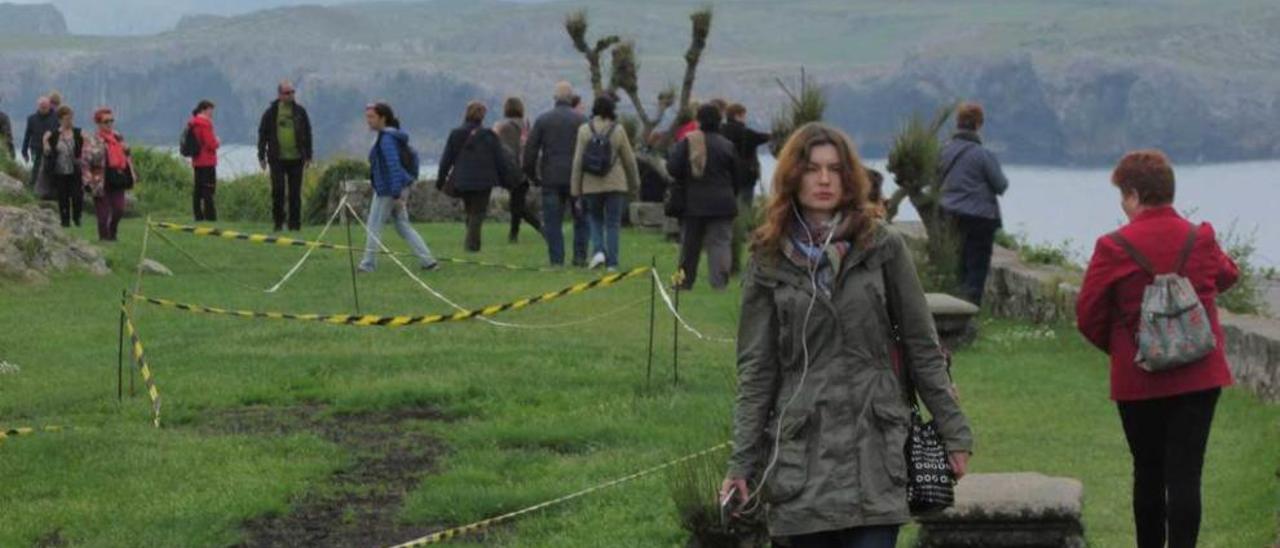 Varios turistas en el llanisco paseo de San Pedro, ayer al mediodía.