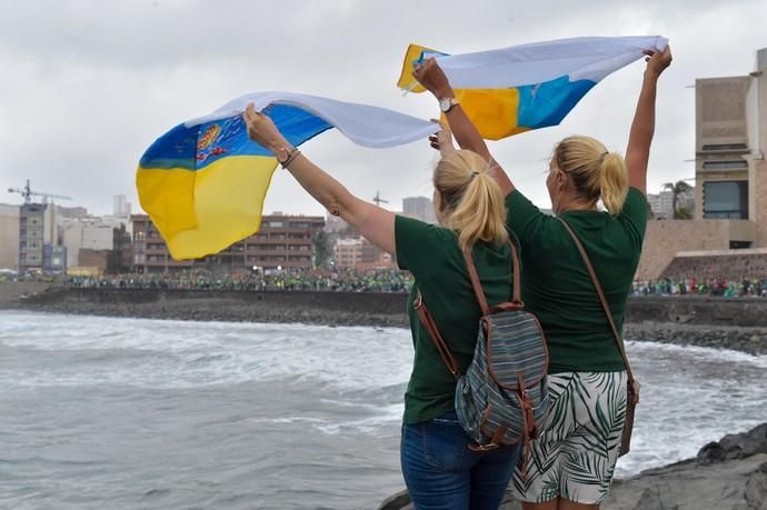 23-08-2019 LAS PALMAS DE GRAN CANARIA. Cadena humana en el paseo de Las Canteras contra el incendio  | 23/08/2019 | Fotógrafo: Andrés Cruz