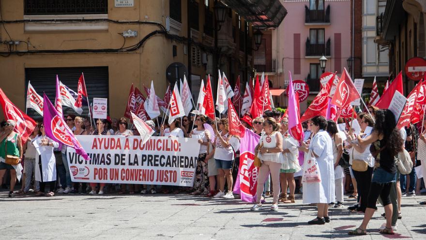 Las duras condiciones de las trabajadoras con dependientes