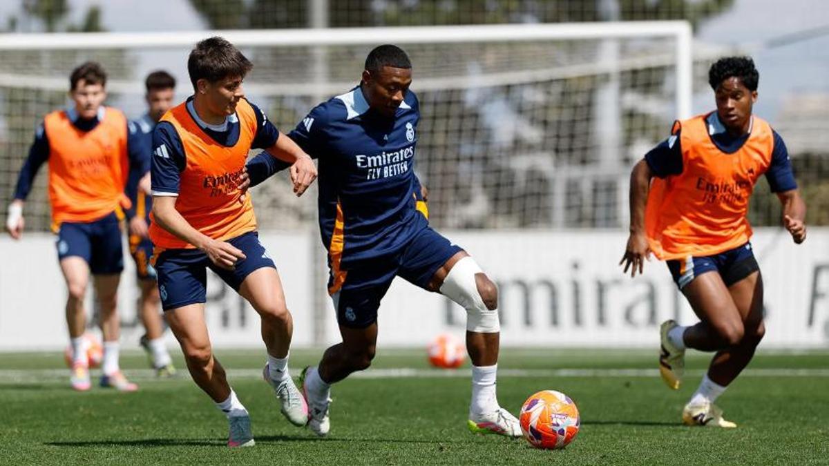 Arda y Alaba pugnan por un balón en presencia de Endrick en un entrenamiento del Real Madrid