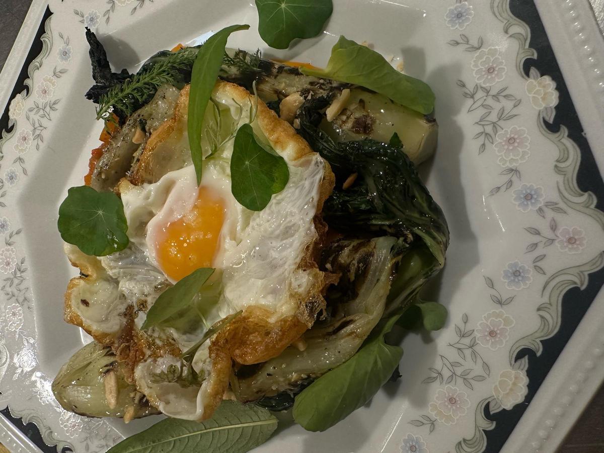 Pan Choi brasa con huevo frito