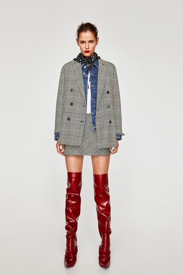 Es temporada de dos piezas en Zara: blazer y mini de cuadros Príncipe de Gales
