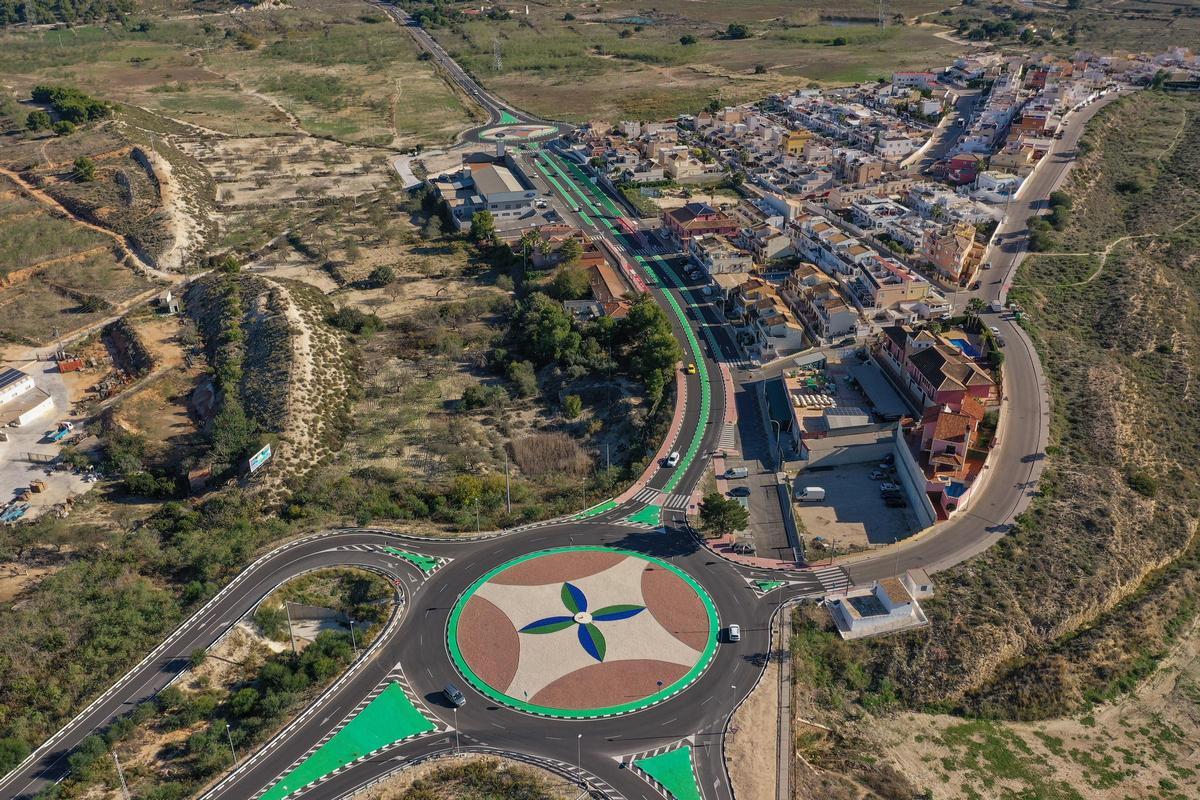 Tramo de la variante de la CV-95 en San Miguel de Salinas. El trazado propuesto ahora aleja la carretera del casco urbano