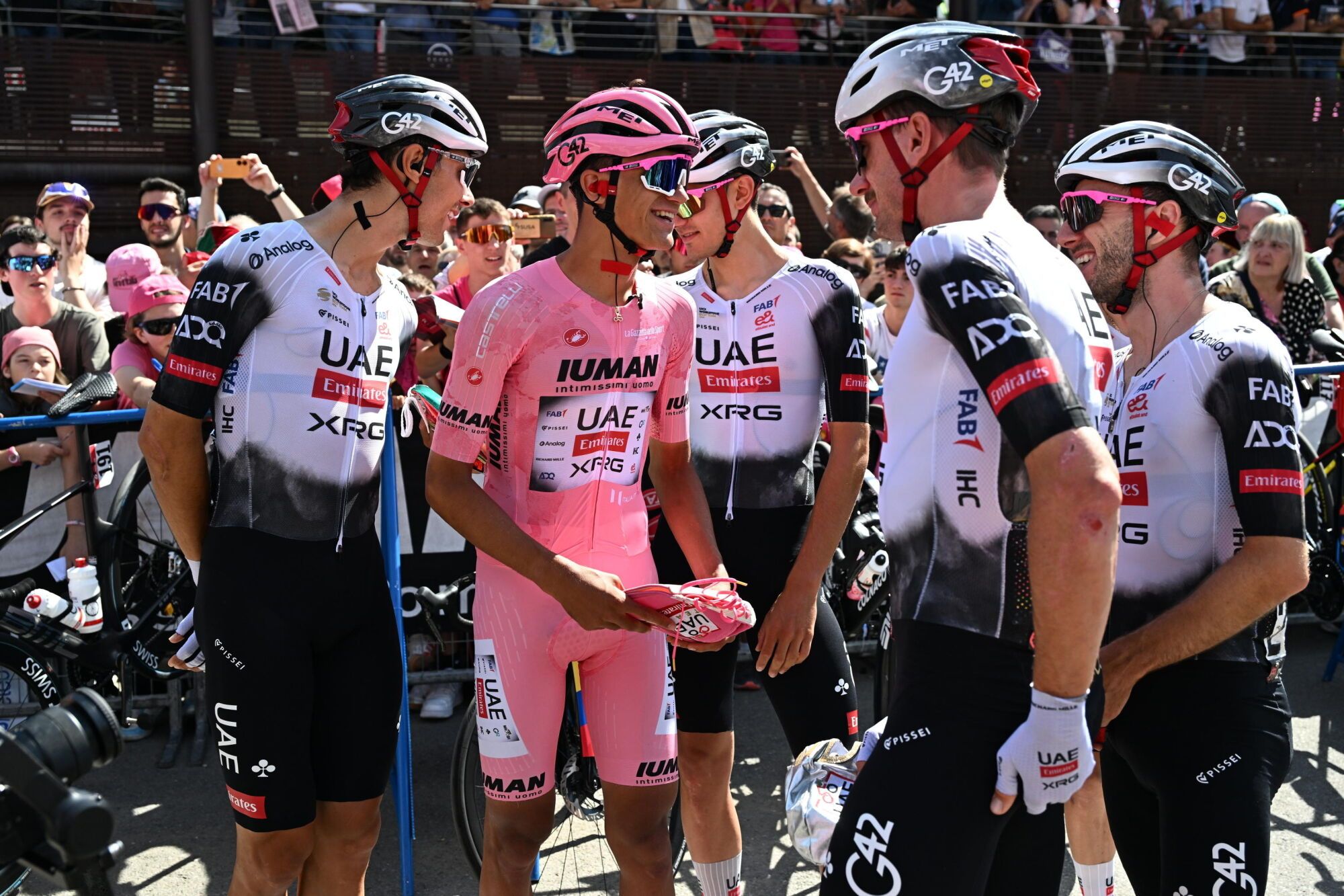 VERRES (Italy), 31/05/2025.- Mexican rider Isaac Del Toro Romero (C) of Uae Team Emirates Xrg wearing the overall leader's pink jersey, chats with teammates ahead the departure 20th stage of the Giro d'Italia cycling race over 205 km from Verres to Sestriere, 31 May 2025. (Ciclismo, Italia) EFE/EPA/LUCA ZENNARO