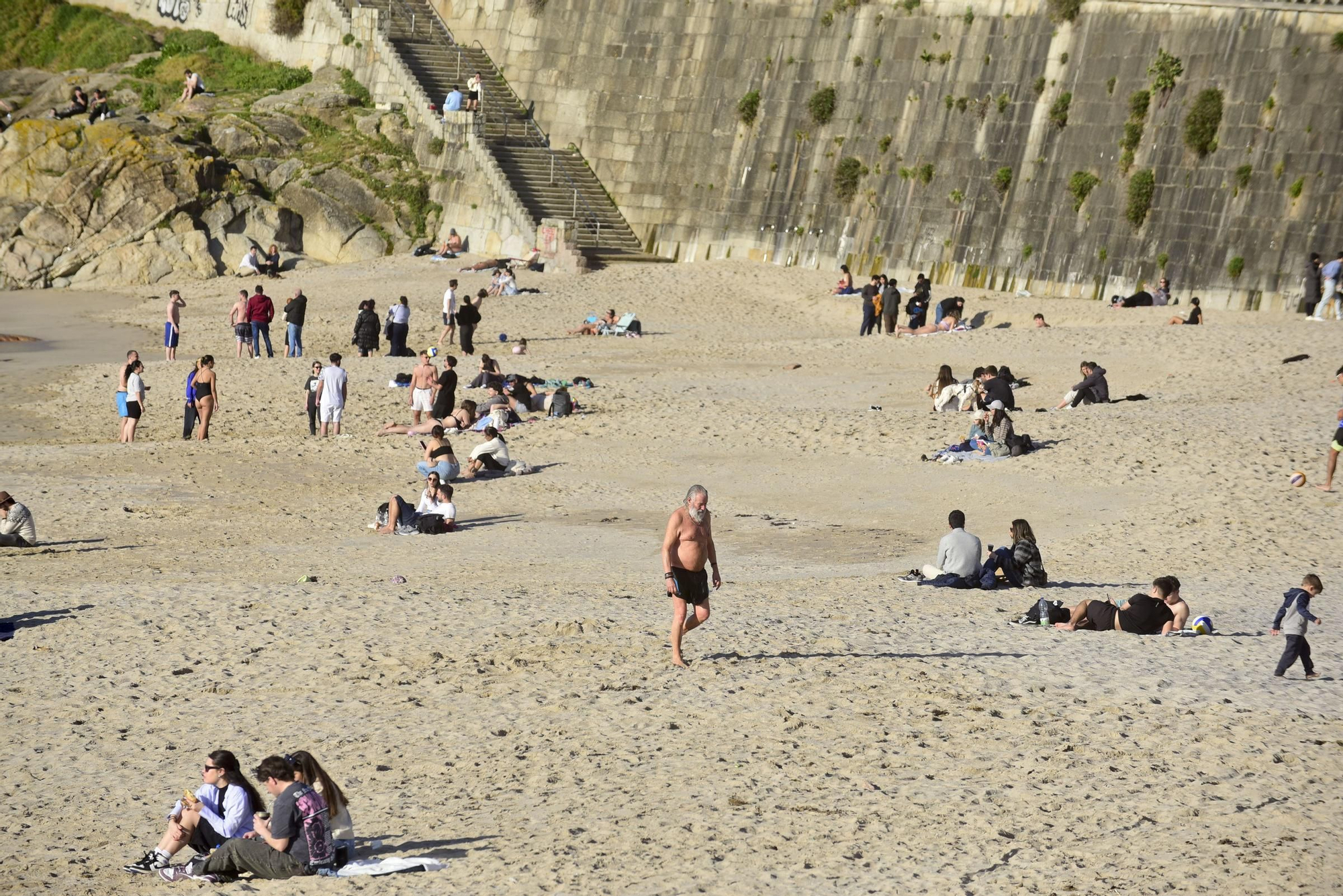 Las temperaturas agradables animan a los coruñeses a acercarse a las playas