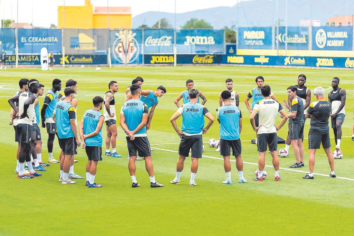 La plantilla del Villarreal, en la imagen durante la charla previa de ayer de Marcelino, sabe que ganar en el Bernabéu tiene un gran premio.