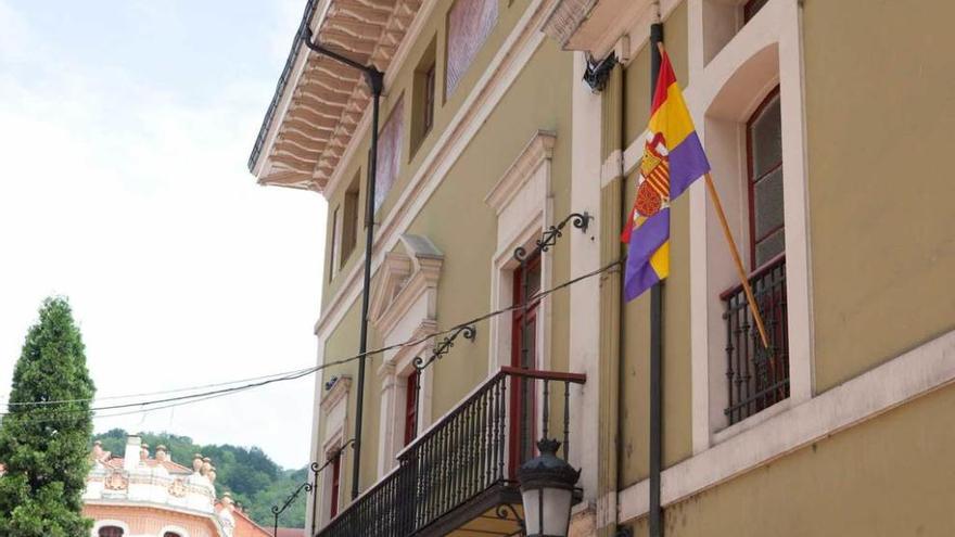 La bandera republicana colocada en una fachada lateral del Ayuntamiento de Langreo.