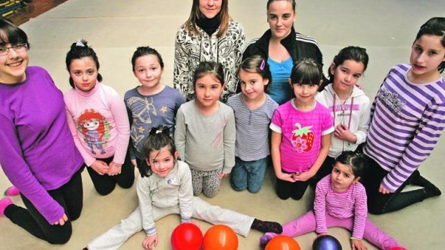 Entrenadoras y gimnastas del Club Rítmica Castrillón. / MARA VILLAMUZA