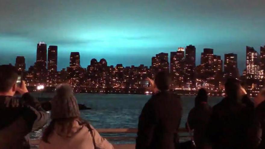 El cielo de Queens, en Nueva York, se tiñe de azul por unos momentos