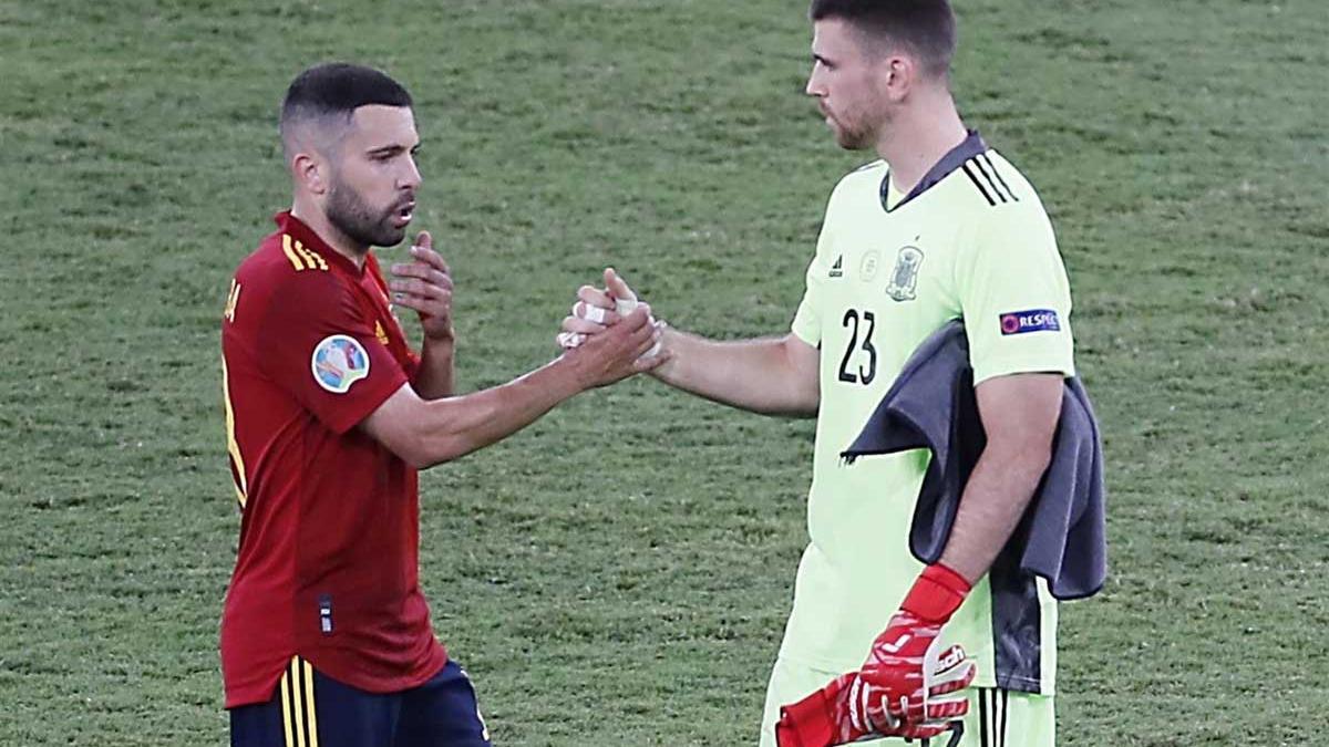 Jordi Alba saluda a Unai Simón a la conclusión del partido.