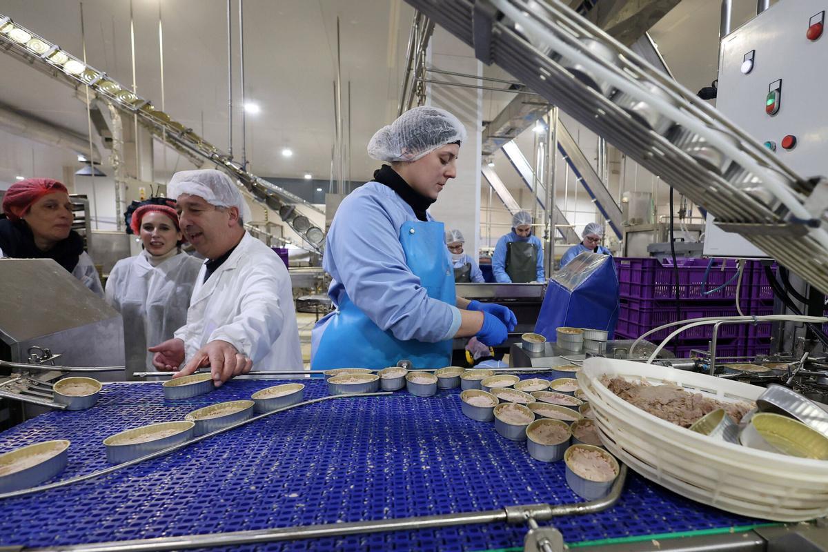 Trabajadoras de la fábrica de conservas Orbe en el polígono de A Reigosa (Ponte Caldelas).