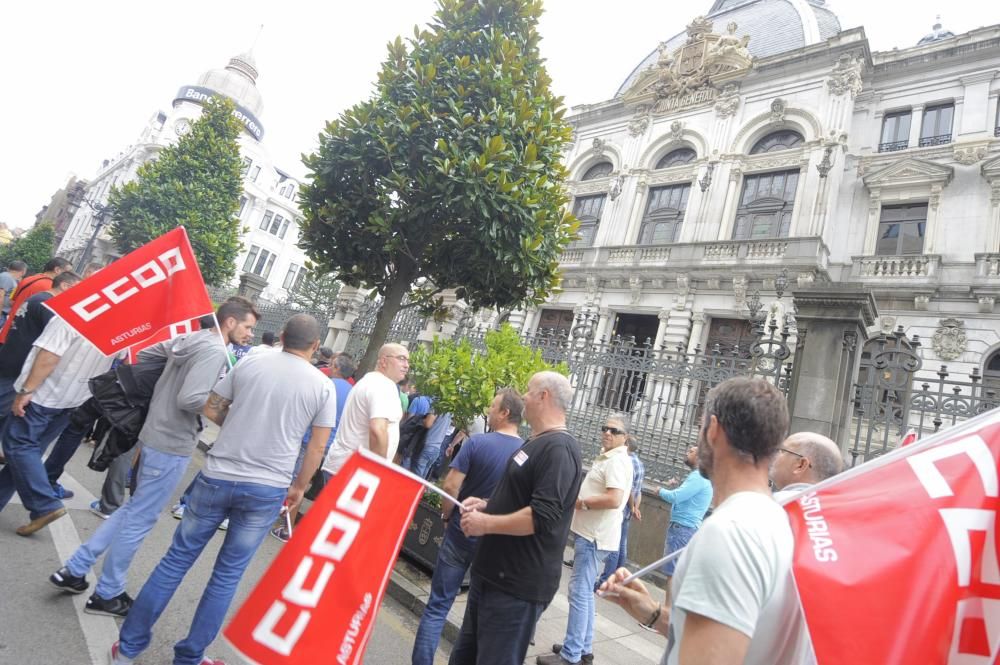 Los mineros desalojados se concentran ante la Junta