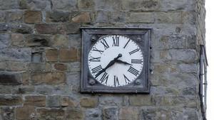 El reloj de la iglesia de Amatrice, detenido a la hora del terremoto.