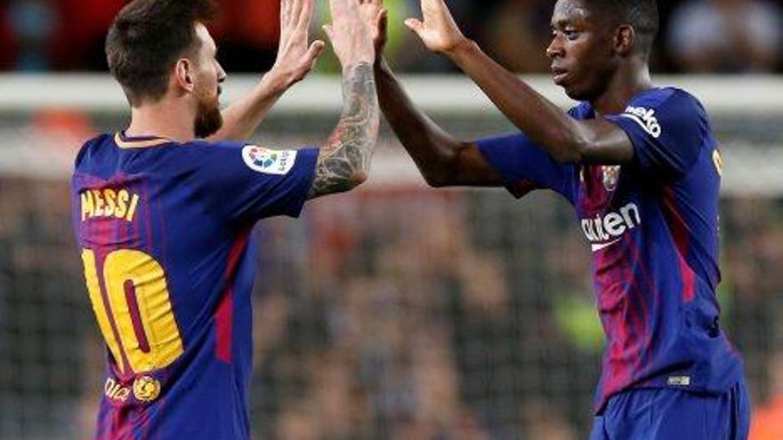 Leo Messi felicita Ousmane Dembélé, debutant al Camp Nou i autor de l&#039;assistència del 5-0