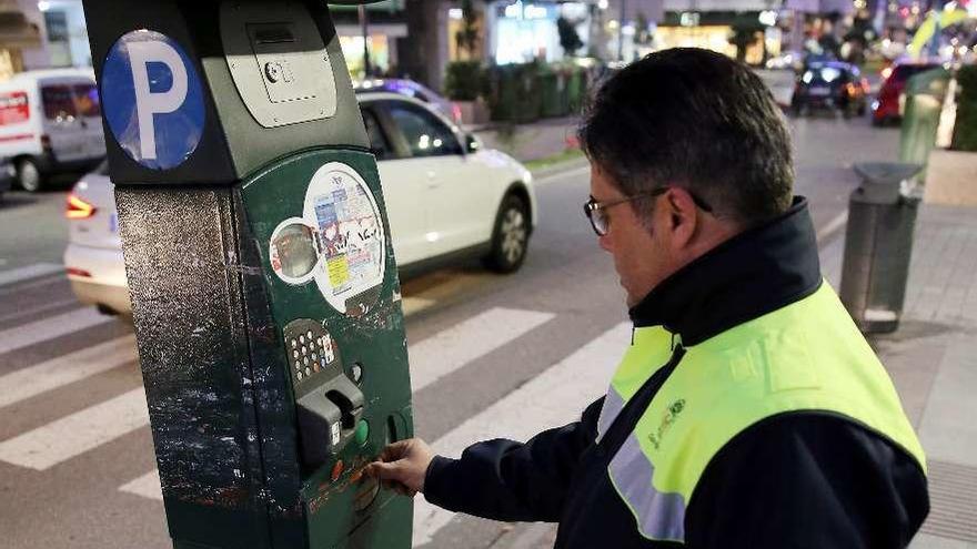 Un controlador comprueba el funcionamiento de uno de los parquímetros. // Marta G. Brea