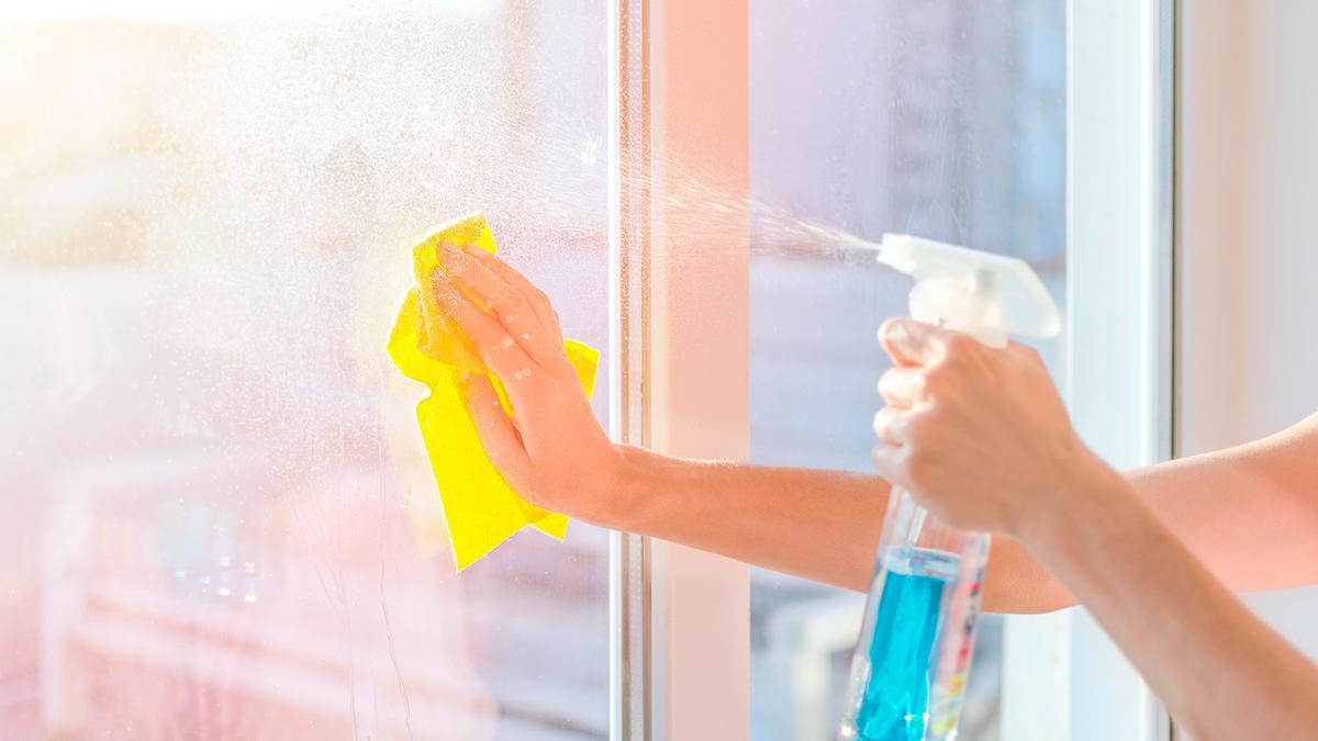 Limpia ventanas, mamparas y azulejos sin esfuerzo con el limpiacristales  eléctrico de Lidl