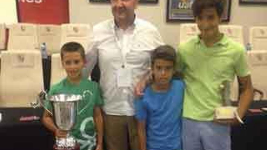 El presidente del Zamora CF recibió uno de los premios otorgados por la Federación de Castilla y León como campeón del grupo VIII de Tercera, junto al San Lázaro Benjamín de fútbol sala como campeón regional y a Luis de la Torre, del Amor de Dios de fútbol sala como máximo goleador infantil.