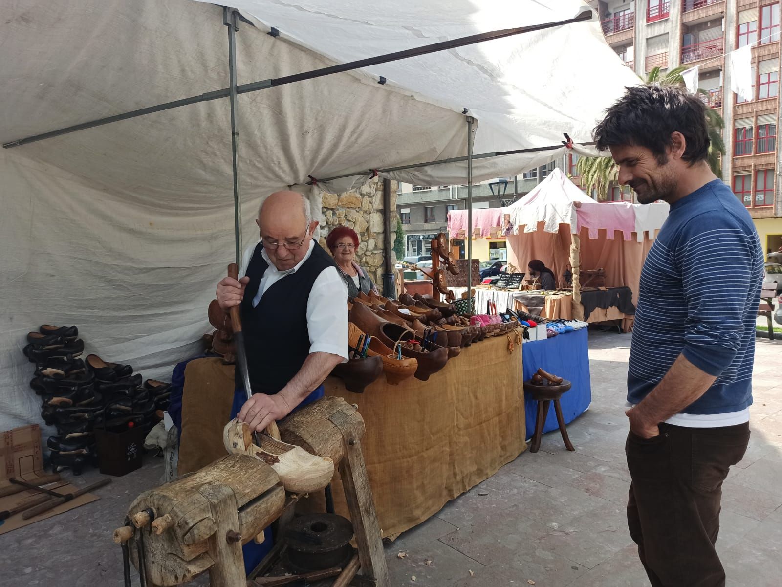 El mercado de San Isidro llena Posada de Llanera de tradición, música y niños