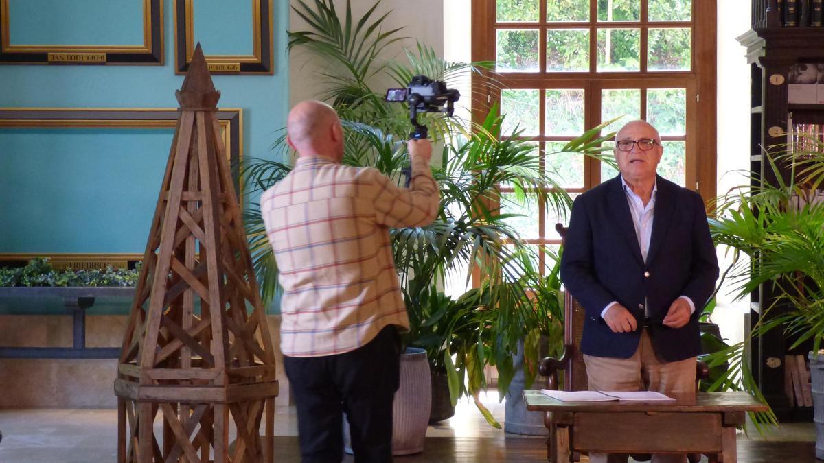 Benito Sierra graba a Joaquín Pixán en la biblioteca del Parador de Corias.